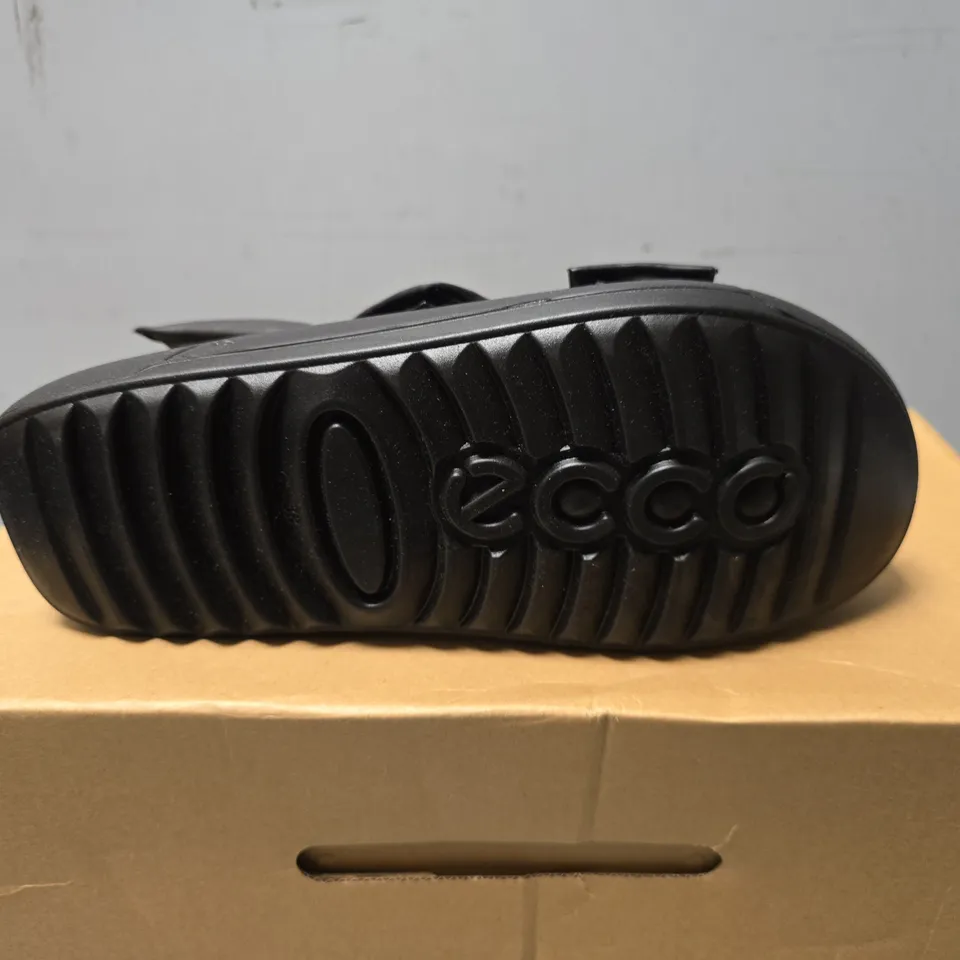 BOXED ECCO COZMO PF 2 STRAP - UK 5 - 5.5