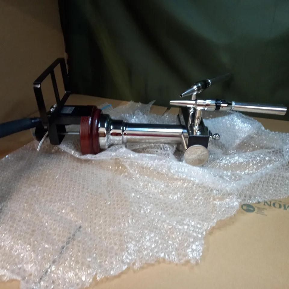 DRAUGHT BEER/LARGER SILVER/WOOD PUMP