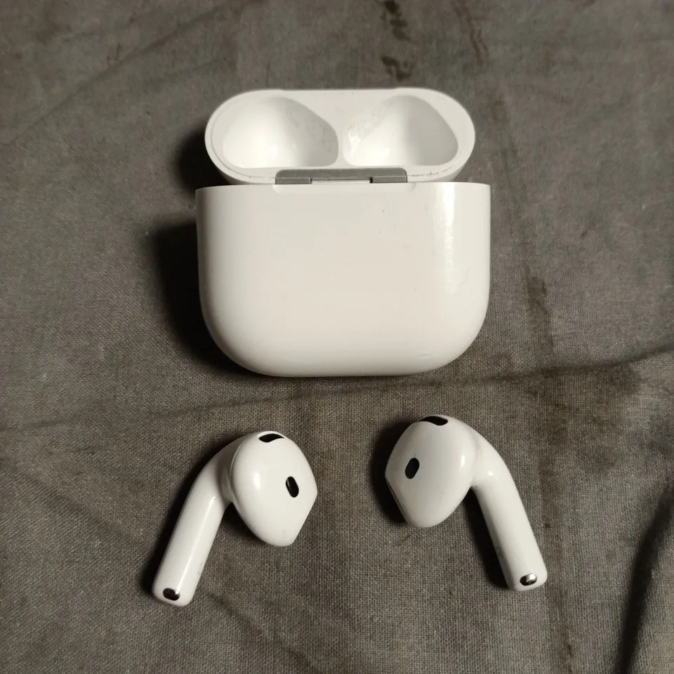 APPLE AIRPODS WIRELESS EARPHONES - MODEL UNSPECIFIED 