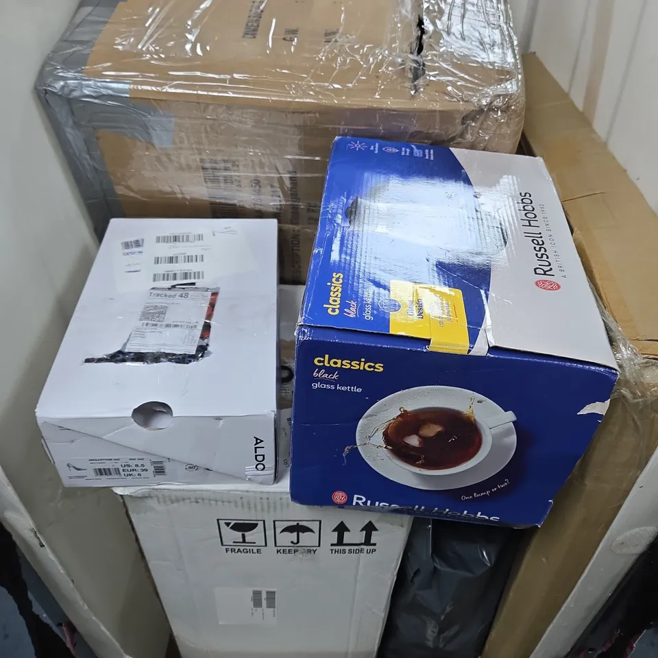 APPROXIMATELY 8 ASSORTED DAMAGED ITEMS TO INCLUDE MICROWAVE, MIRROR, FLOOR LAMP, ETC - COLLECTION ONLY
