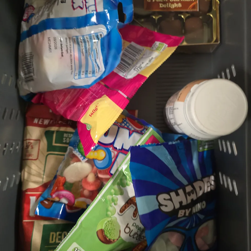 APPROXIMATELY 15 ASSORTED FOOD/DRINK PRODUCTS TO INCLUDE TOFFIFEE, SQUISHIES, SHADES BY NIKO SWEETS ETC 