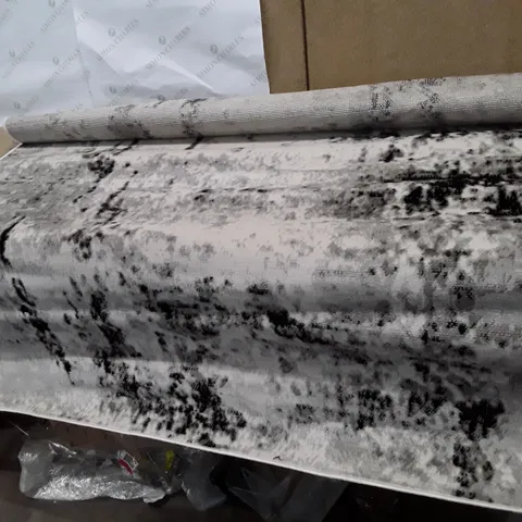 HOHMAN GREY BLACK WHITE RUG - 5'×7'