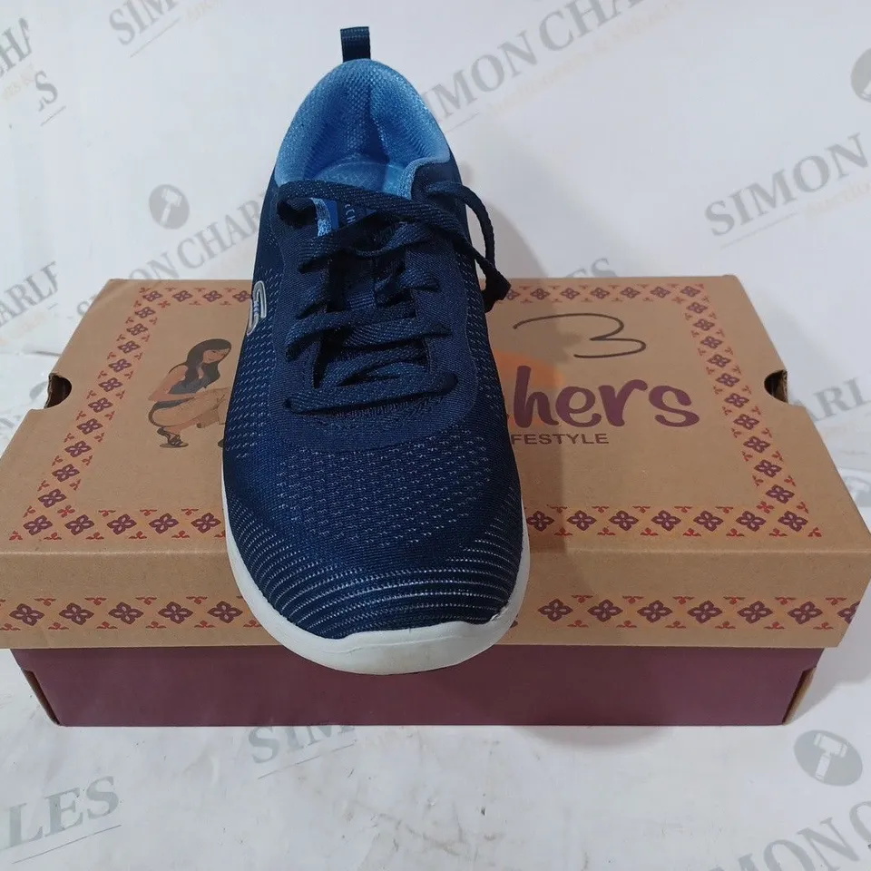 BOXED PAIR OF SKECHERS ARCH FIT TRAINERS IN NAVY SIZE 6.5