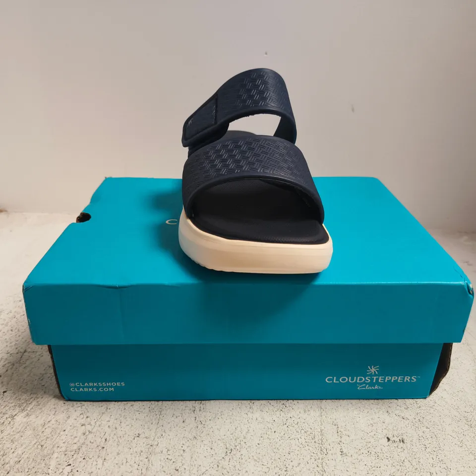 BOXED PAIR OF CLOUDSTEPPERS BY CLARKS SOLEVANA STAR 2 SANDALS IN NAVY SIZE UK 7