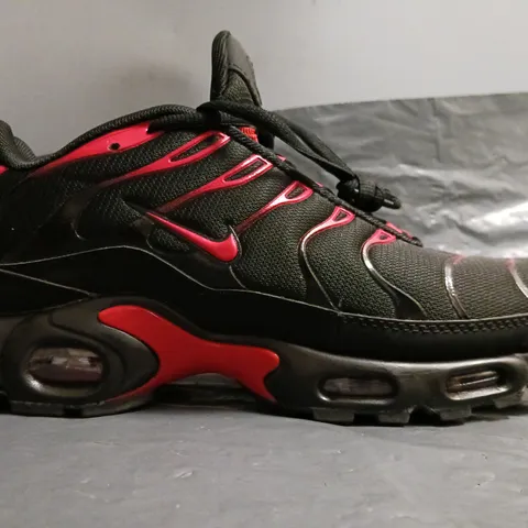 PAIR OF NIKE TN AIR SHOES IN BLACK/RED UK SIZE 10