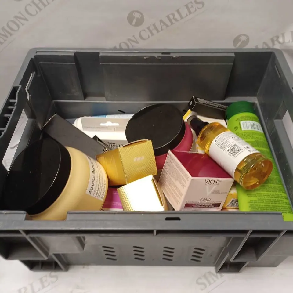 LOT OF APPROXIMATELY 26 COSMETICS ITEMS TO INCLUDE BPERFECT EKIN-SU SKIN PERFECTOR, NIVEA NOURISHING NIGHT CREAM, IL MAKIAGE FOUNDATION BLEDNING BRUSH, ETC