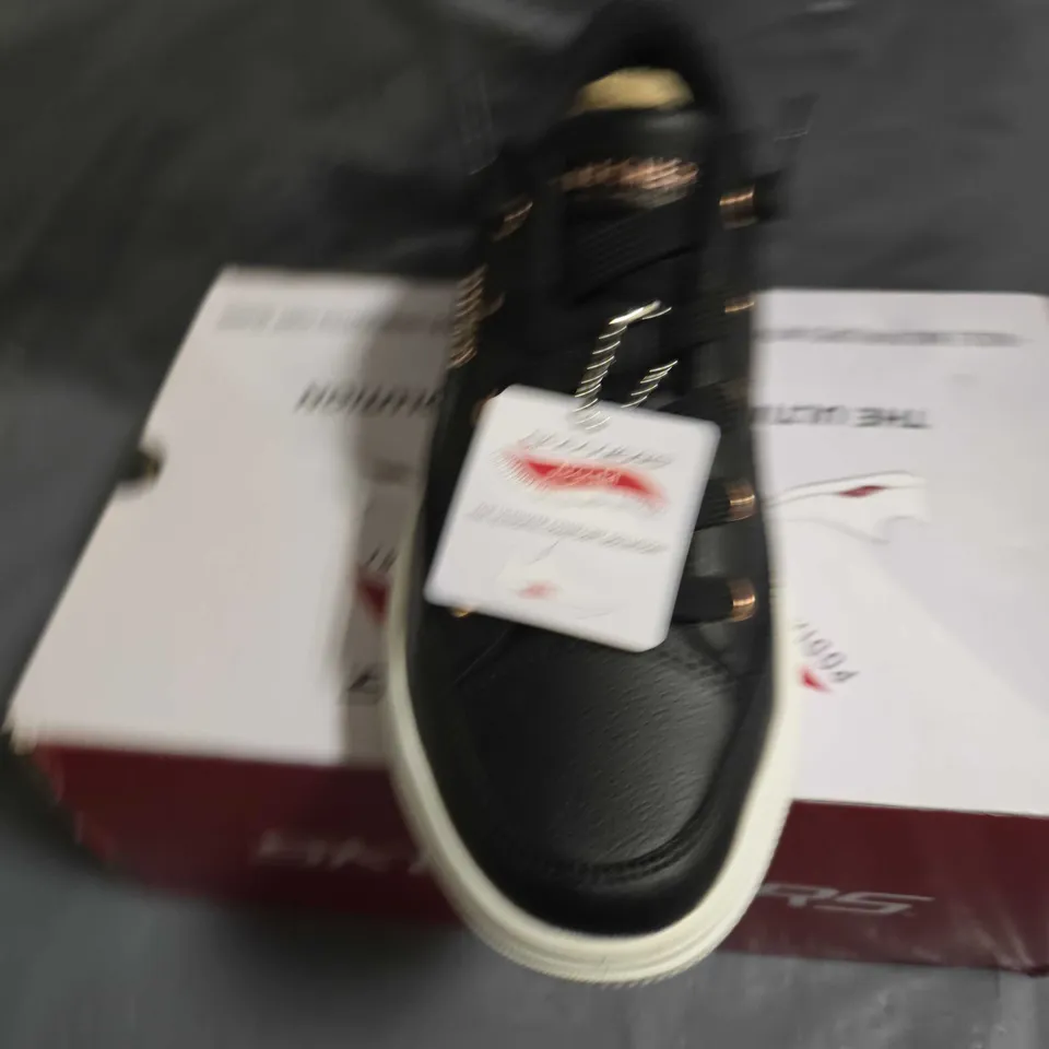 BOXED PAIR OF SKECHER TRAINERS - UK SIZE 5