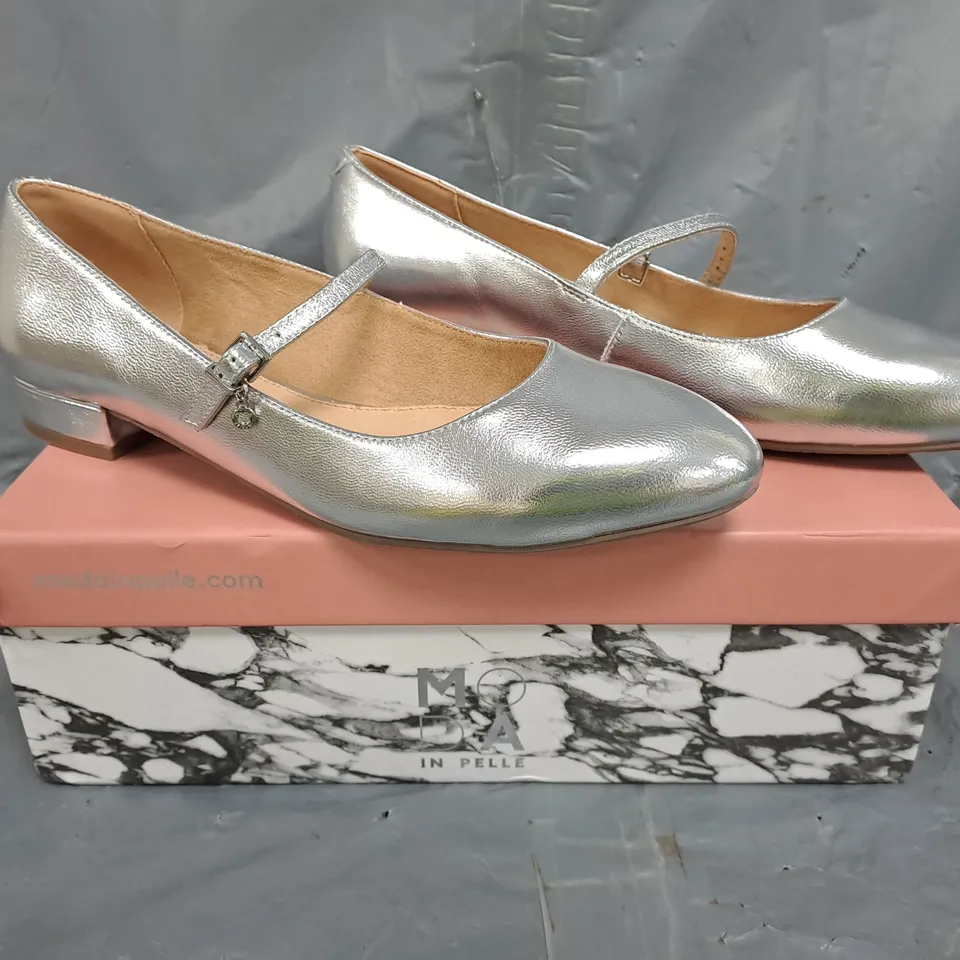 BOXED PAIR OF MODA IN PELLE FLORENTIN BLOCK HEEL SHOES IN SILVER SIZE EU 40