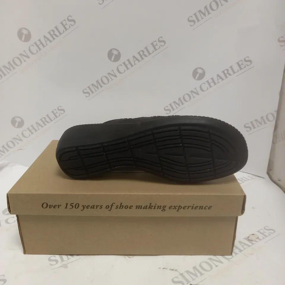 BOXED PAIR OF CUSHION WALK BLACK WEDGE SANDALS - SIZE 5