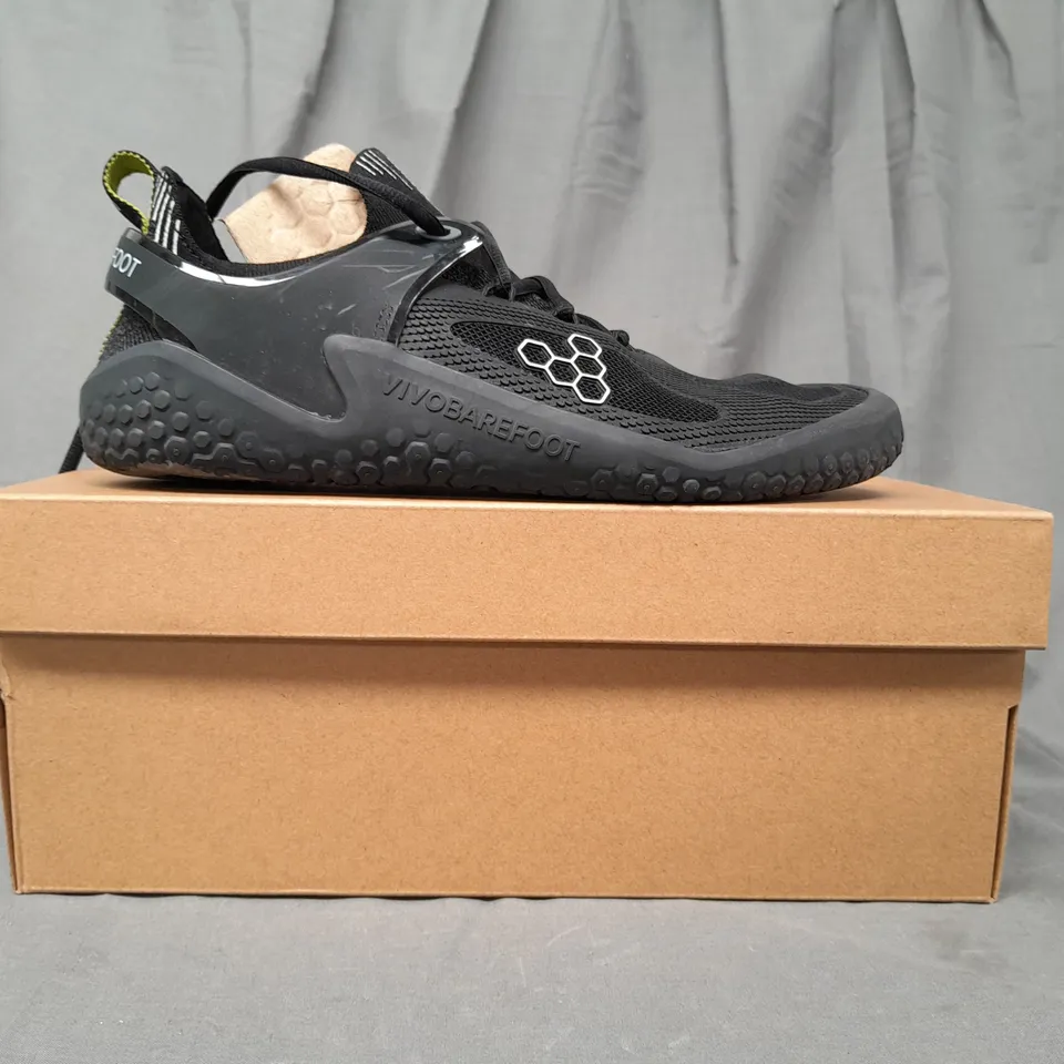 BOXED PAIR OF VIVOBAREFOOT MOTUS STRENGTH SHOES IN BLACK UK SIZE 7