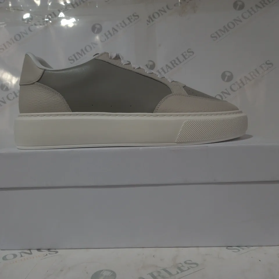 BOXED PAIR OF ARNE COURT TRAINERS IN GREY/STONE UK SIZE 10