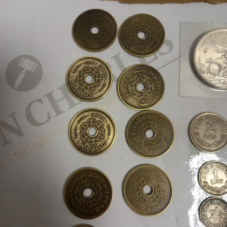 LOT TO CONTAIN APPROX. 32 COMMERATIVE, HISTORIC & COLLECTORS COINS. DESIGNS AND NATIONAL CURRENCIES VARY