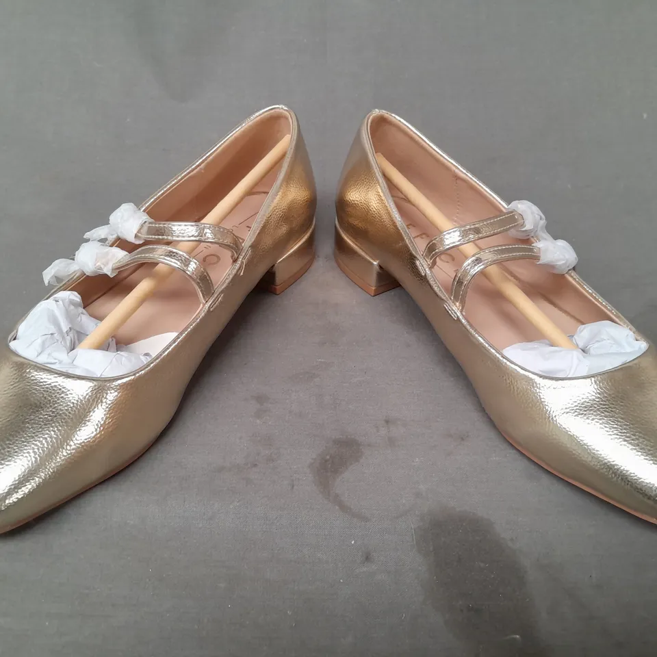 BOXED PAIR OF OFFICE SHOES IN METALLIC GOLD EU SIZE 38