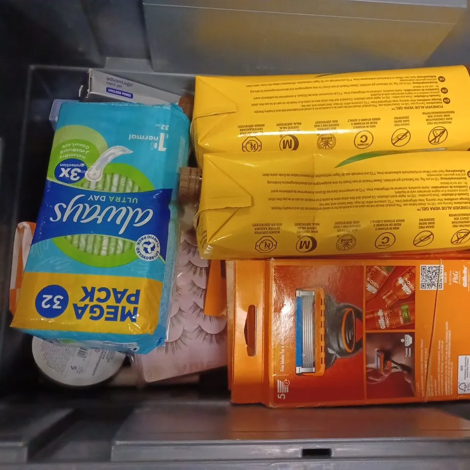 LOT OF APPROXIMATELY 20 COSMETICS ITEMS TO INCLUDE PAMPER BAG , MANICURE SET , FACE MASK SET 