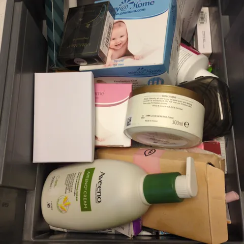BOX CONTAINING A MIX OF APPROXIMATELY 15 COSMETIC ITEMS INCLUDING AVEENO CREAM, CONDITIONER, ROOT CAUSE CLEANSER ETC.