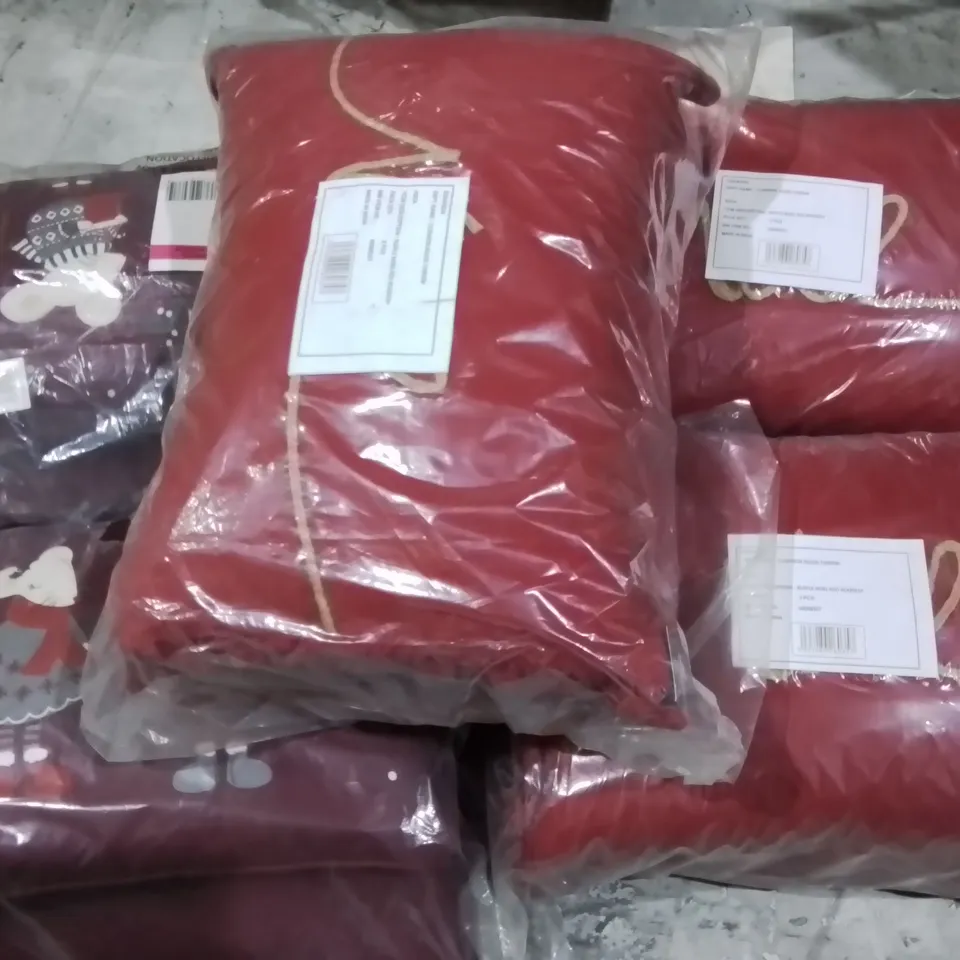 LOT OF 22 ASSORTED HOME FABRIC ITEMS TO INCLUDE FILLED CUSHIONS AND GUEST TOWELS