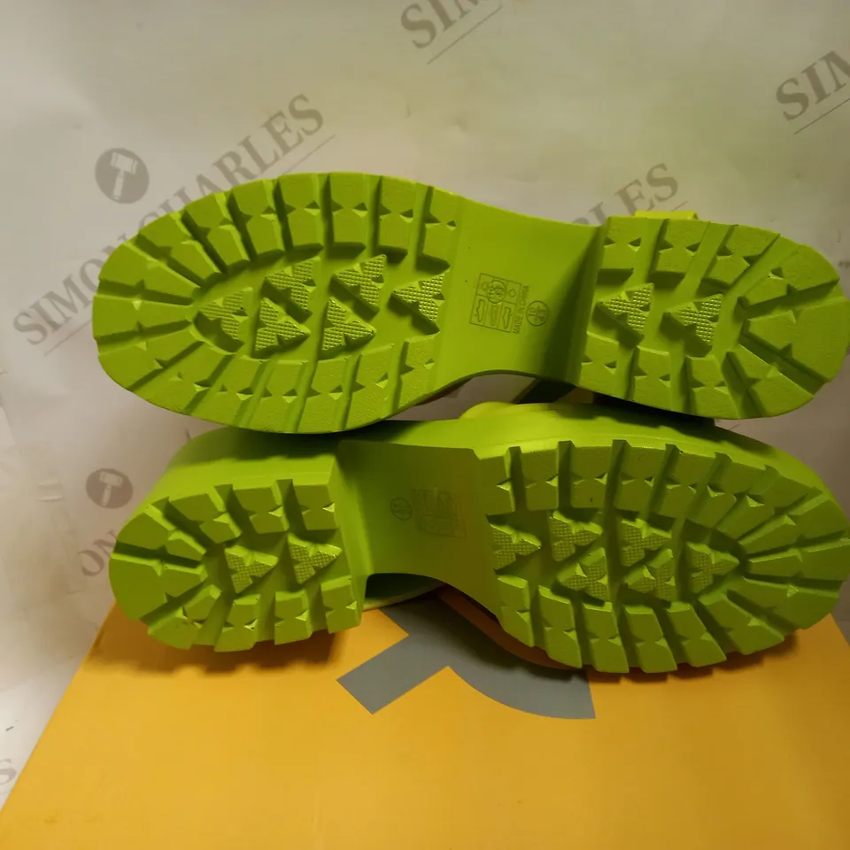 KOI VEGAN COZY FLOWER GARDEN GREEN CHUNKY SANDALS - SIZE 10