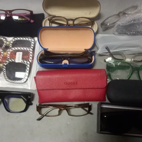 LOT OF APPROXIMATELY 25 ASSORTED PAIRS OF GLASSES AND CASES