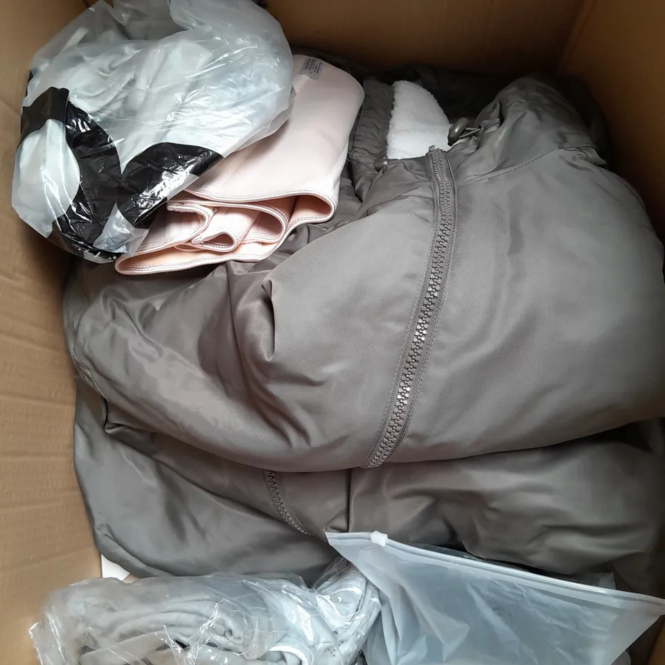 APPROXIMATELY 20 ASSORTED CLOTHING ITEMS IN VARIOUS SIZES AND STYLES TO INCLUDE - BLAZER JACKET, SHIRT, DRESS, ETC