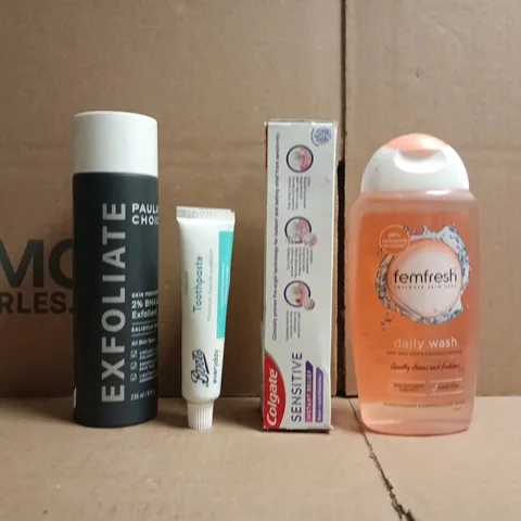 APPROXIMATELY 12 ASSORTED COSMETIC ITEMS TO INCLUDE FEMFRESH, PAULA'S CHOICE, ETC - COLLECTION ONLY