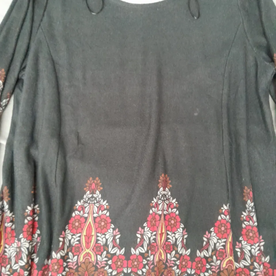 KLASS PAISLEY BORDER PRINT KNIT TUNIC IN BLACK SIZE MEDIUM