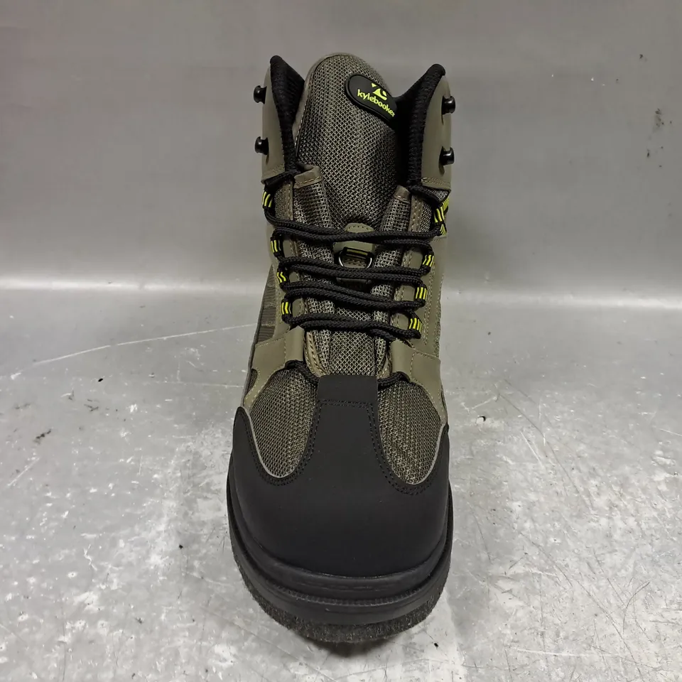 BOXED PAIR OF KYLE BOOKER ANKLE BOOTS IN KHAKI EU SIZE 43