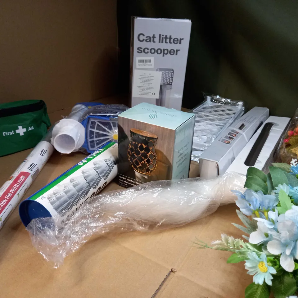 LARGE BOX OF APPROXIMATELY 15 ASSORTED HOUSEHOLD ITEMS TO INCLUDE: HOME DECO, CAT LITTER SCOOPER, BADMINTON SHUTTLECOCK SET