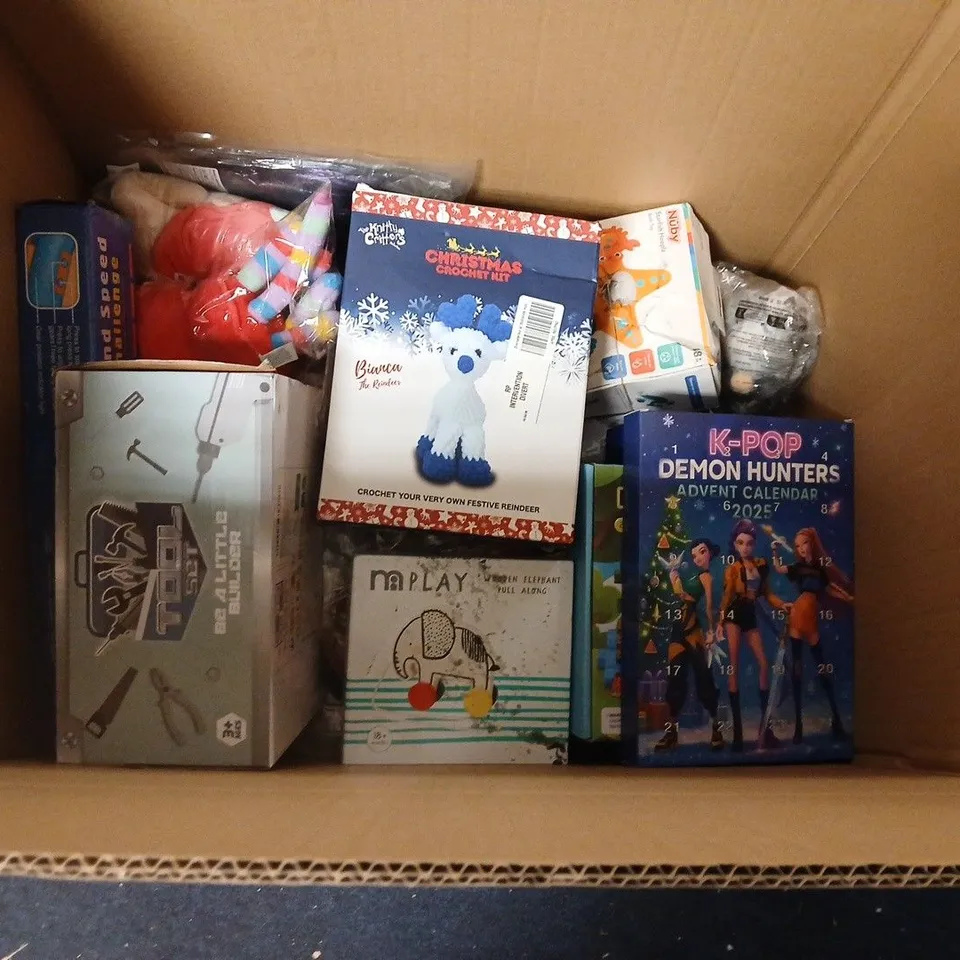 LOT OF APPROXIMATELY 30 ASSORTED TOYS AND GAME ITEMS TO INCLUDE BOBBLE, PYO PEPPA PIG MONEY BOX AND BILDING TOOL PLAYSET