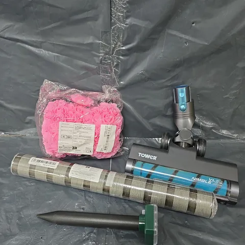 APPROXIMATELY 15 ASSORTED HOUSEHOLD PRODUCTS TO INCLUDE TOWER VACUUM CLEANER HEAD, SOLAR LIGHTS, HOME DÉCOR ETC 