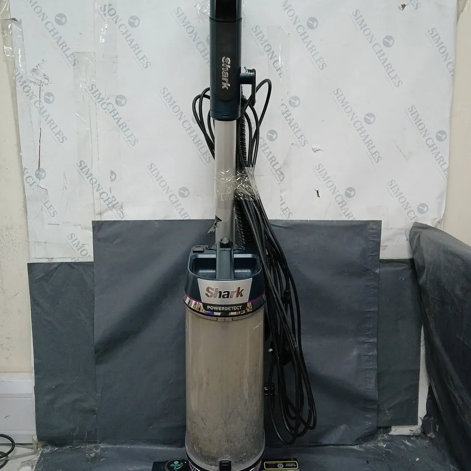 BOXED SHARK ANTI HAIR WRAP UPRIGHT CORDLESS VACUUM CLEANER WITH POWERFINS & POWERED LIFT-AWAY - ICZ300UK RRP £399