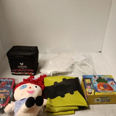 BOX OF APPROXIMATELY 25 ASSORTED TOYS INCLUDING SPIDERMAN PENCIL CASE, SPONGEBOB SQUAREPANTS PINEAPPLE LOUNGE PLAYSET AND SIDKYAN ART MARKERS