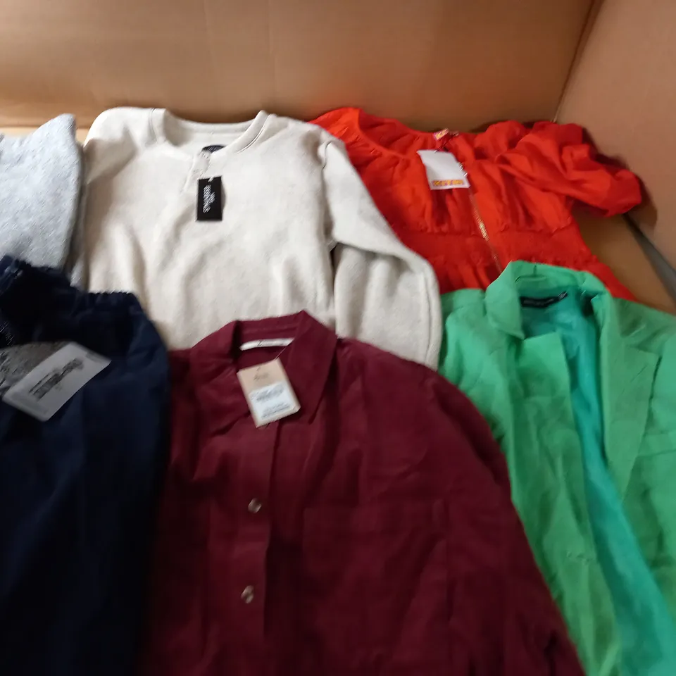 LARGE QUANTITY OF ASSORTED CLOTHING ITEMS TO INCLUDE LOUNGE, TU AND KITRI