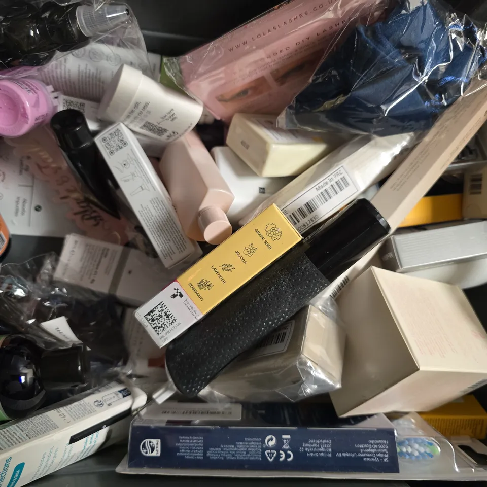 APPROXIMATELY 20 ASSORTED HEAL & BEAUTY/COSMETIC ITEMS TO INCLUDE SMOOTHING BODY EXFOLIANT, DAMAGE REPAIR SHAMPOO, BRIGHT WHITE TOOTHPASTE, ETC