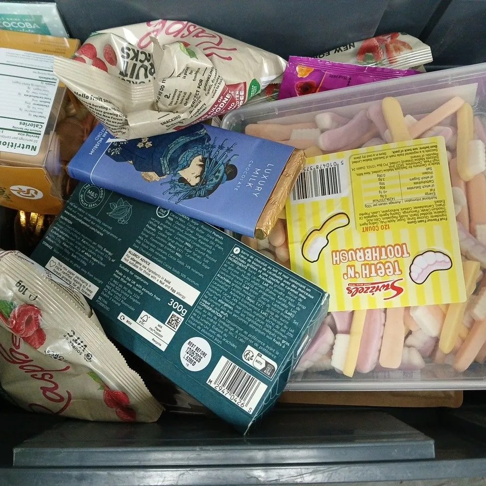 APPROXIMATELY 15 ASSORTED FOOD ITEMS TO INCLUDE M&S THE BIG DADDY, UNION HAND-ROASTED COFFEE, GINGERBREAD TREES, ETC