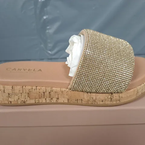 BOXED PAIR OF CARVELA CLOUD MULE SANDALS IN GOLD COMB SYNTHETIC SUMMER - SIZE 39