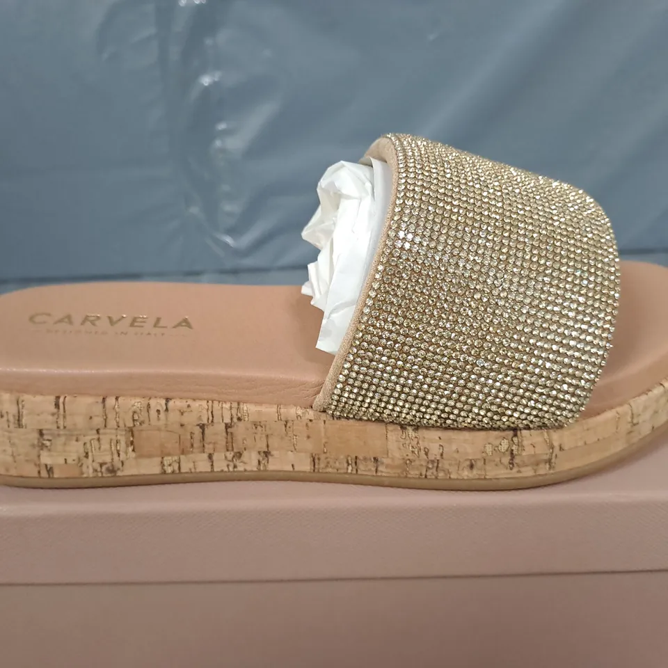 BOXED PAIR OF CARVELA CLOUD MULE SANDALS IN GOLD COMB SYNTHETIC SUMMER - SIZE 39