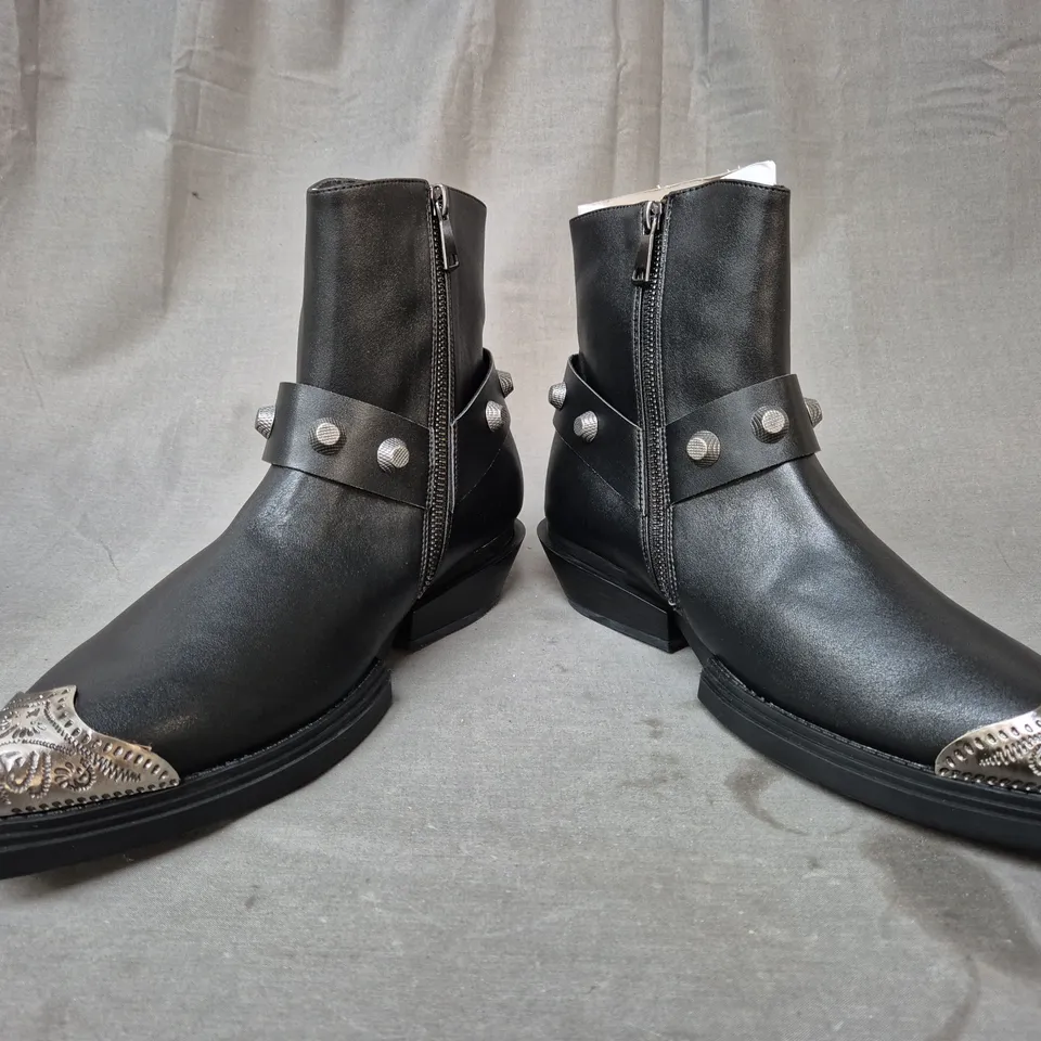 BOXED PAIR OF KOI SOULRENDER MEN'S HARDWARE COWBOY BOOTS IN BLACK/ANTIQUE SILVER UK SIZE 8