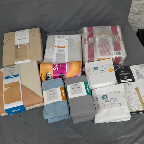APPROXIMATELY 8 ASSORTED HOUSEHOLD ITEMS TO INCLUDE VARIOUS BEDDING IN VARIOUS SIZES AND STYLES