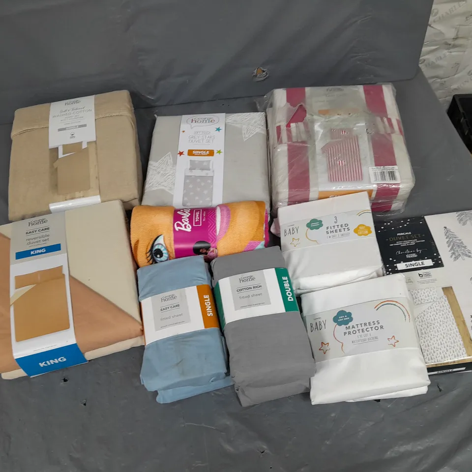 APPROXIMATELY 8 ASSORTED HOUSEHOLD ITEMS TO INCLUDE VARIOUS BEDDING IN VARIOUS SIZES AND STYLES