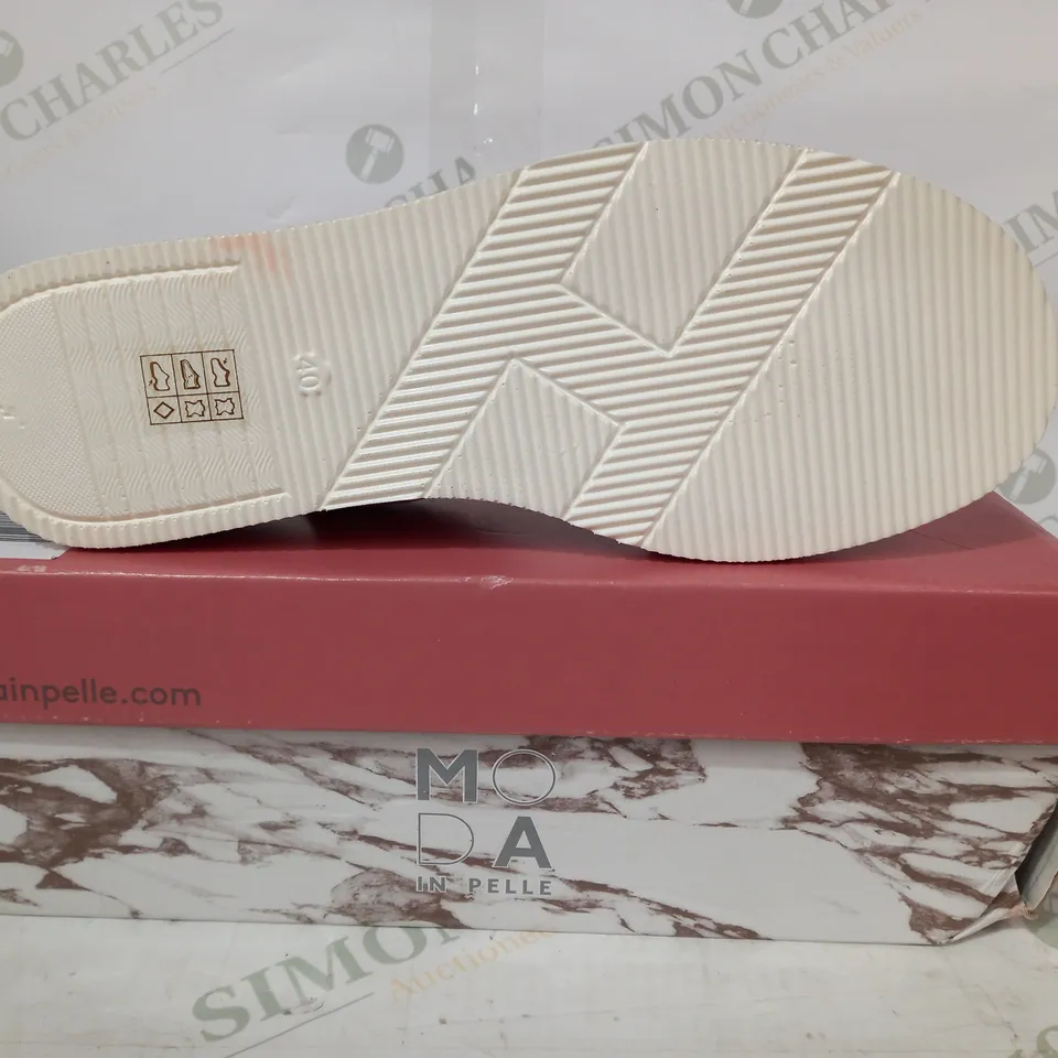 BOXED PAIR OF ODA IN PELLE OLANNA TWISTED STRAP WEDGE SANDALS IN WHITE EU SIZE 40