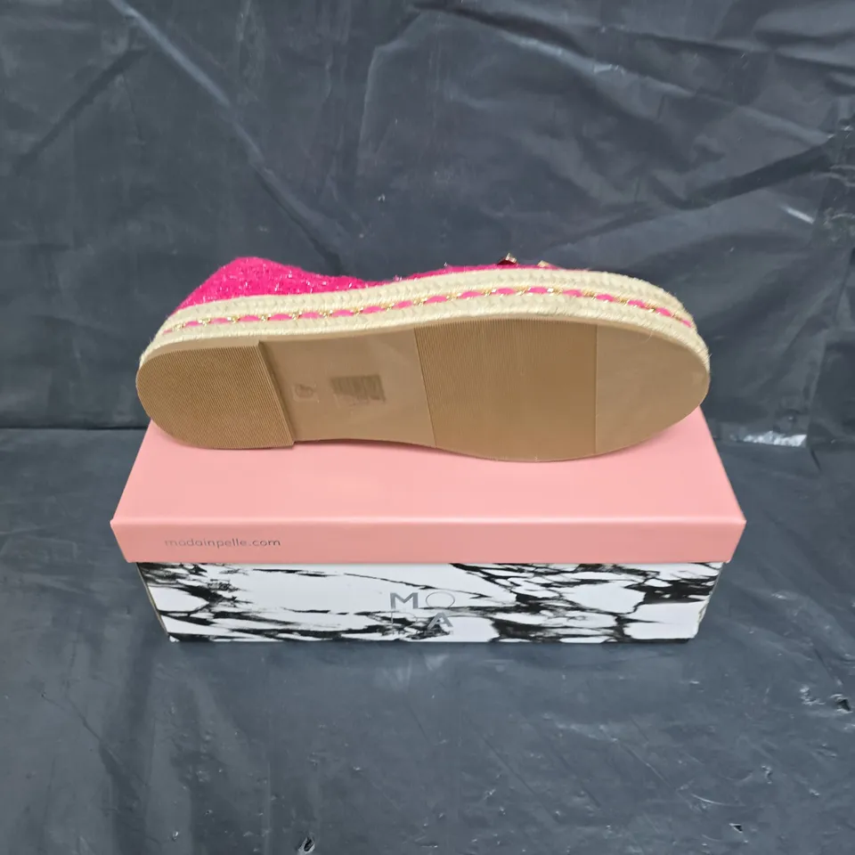 BOXED PAIR OF MODA IN PELLE SANDALS - 6.5