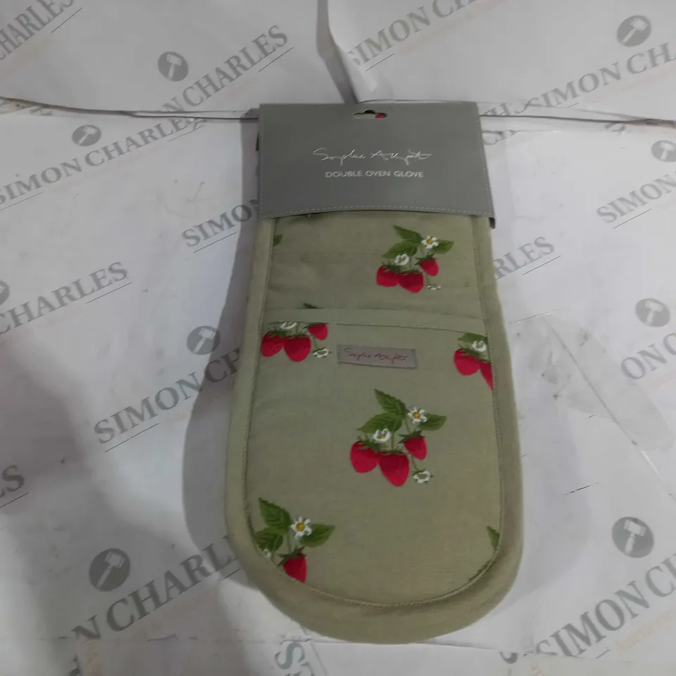 SOPHIE ALLPORT BUNCHES STRAWBERRYS DOUBLE OVEN GLOVES