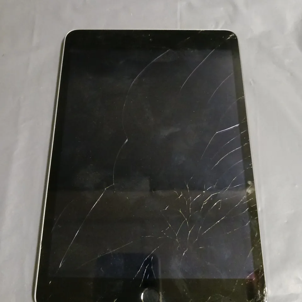 APPLE IPAD MINI 3RD GEN TABLET IN SILVER