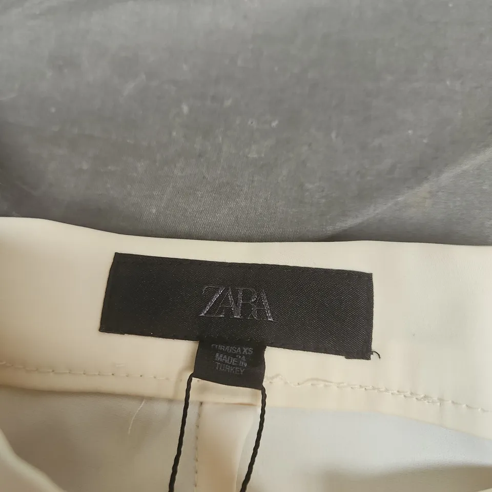 ZARA WOMEN’S LACE TRIM SHORTS – CREAM/OFF-WHITE – XS