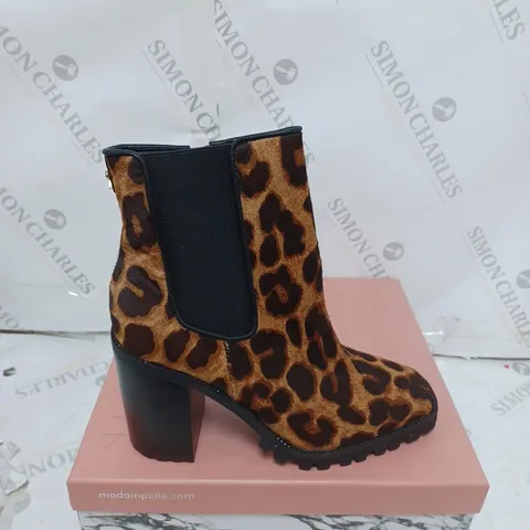 BOXED PAIR OF MODA LEXIIE LEOPARD PONY RAND BOOTS SIZE 40