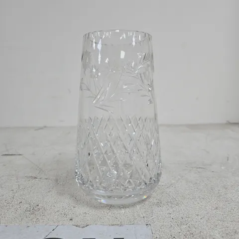 EDINBURGH CRYSTAL STYLE VASE WITH A CLASSIC FLORAL PATTERN.