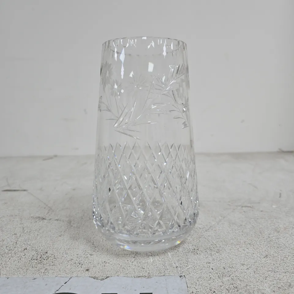 EDINBURGH CRYSTAL STYLE VASE WITH A CLASSIC FLORAL PATTERN.