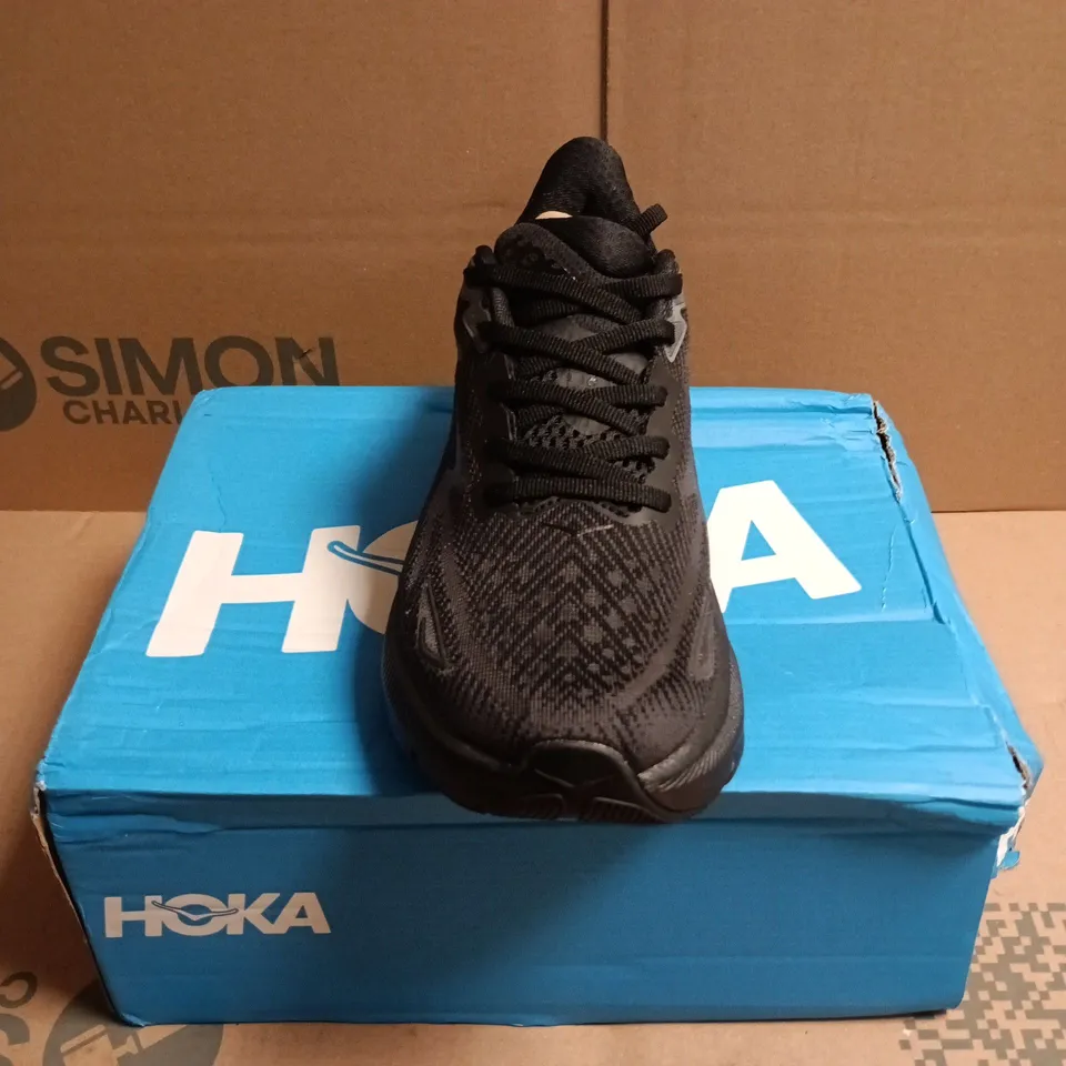 BOXED PAIR OF HOKA CLIFTON 9 RUNNING SHOES IN BLACK - 5.5