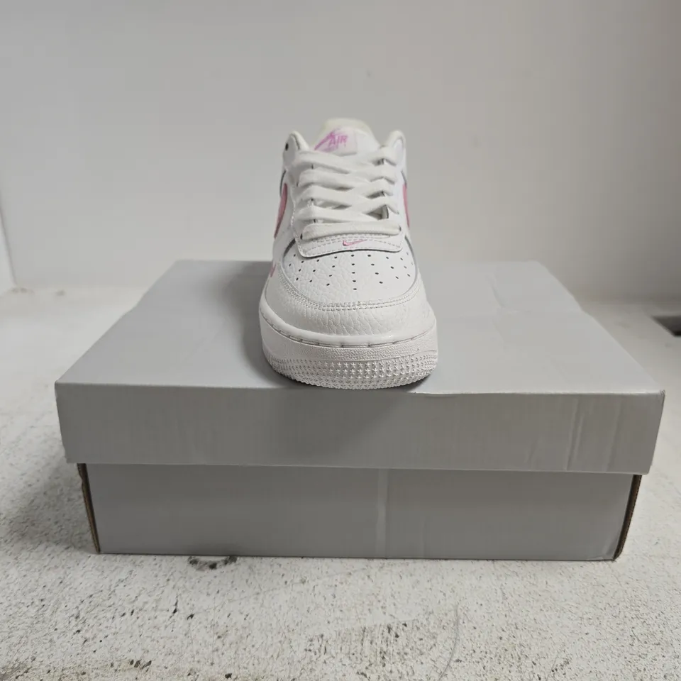 BOXED PAIR OF NIKE AIR FORCE 1 TRAINERS IN WHITE/PINK SIZE 3.5