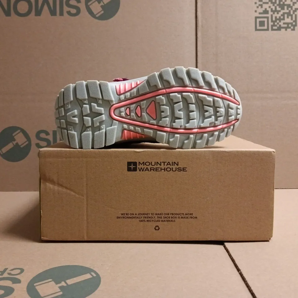 BOXED PAIR OF MOUNTAIN WAREHOUSE DRIFT JUNIOR WATERPROOF TDOOR BOOTS IN BERRY SIZE UK 11
